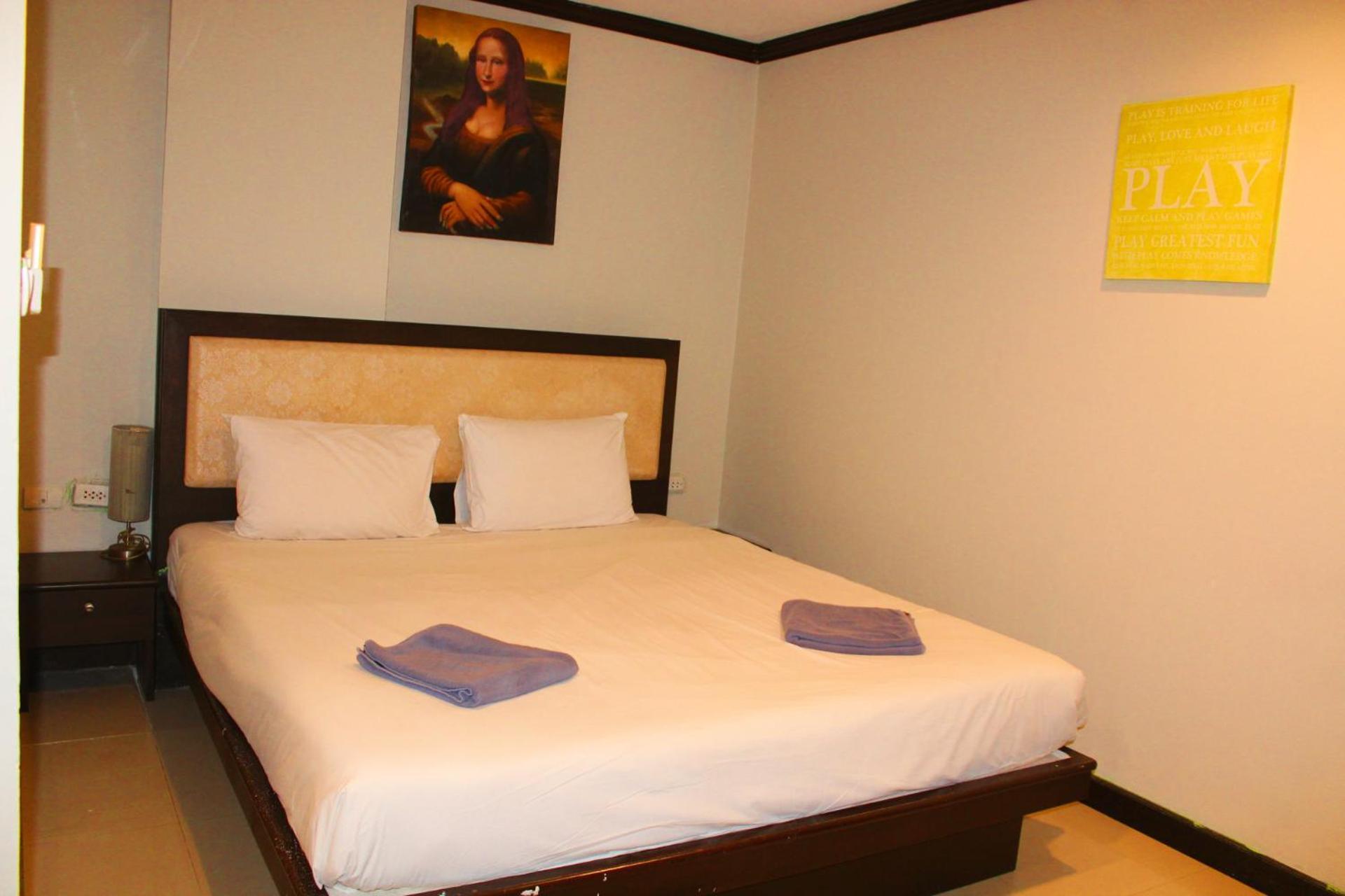 Hollywood Inn Hotel Patong Exterior photo