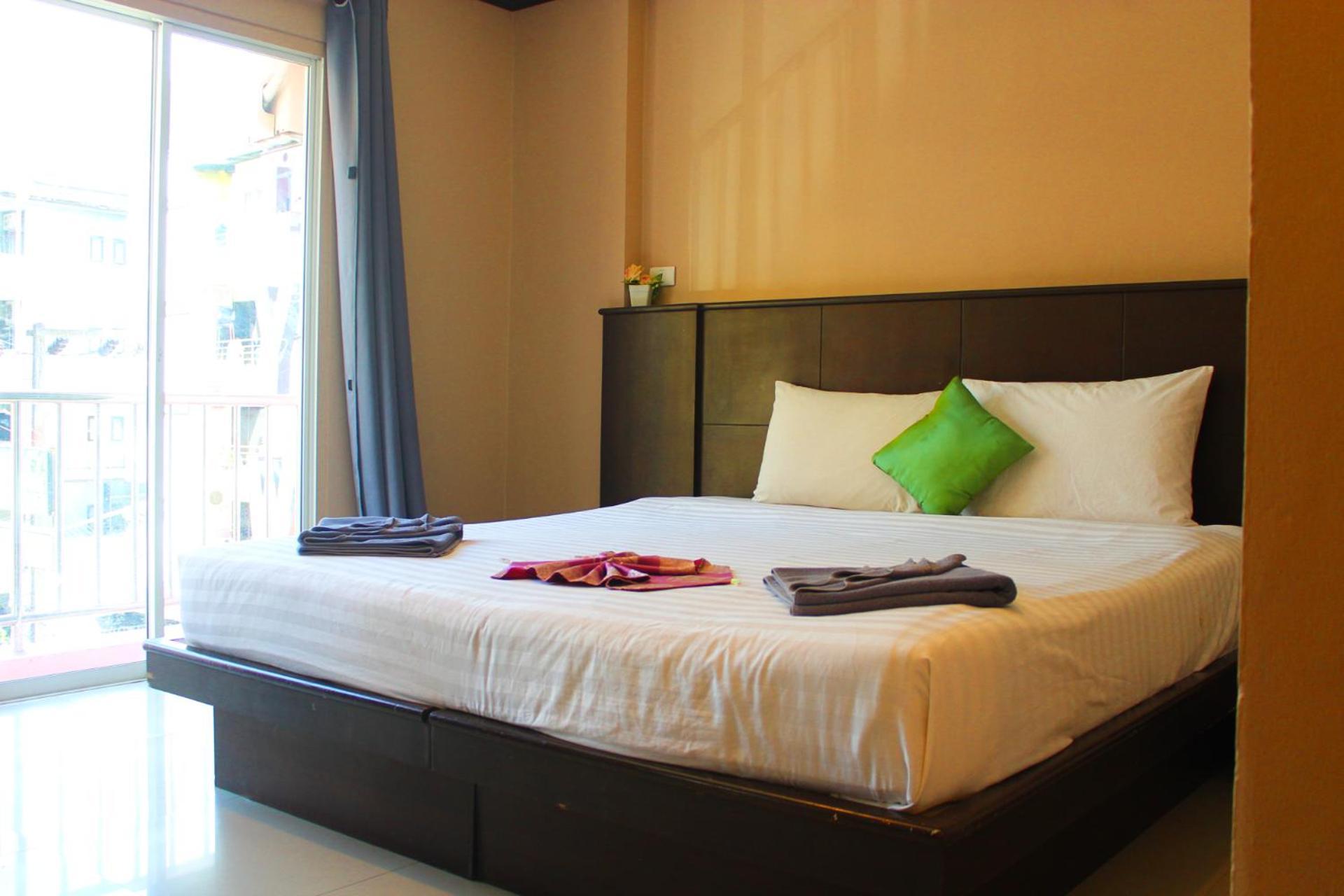 Hollywood Inn Hotel Patong Exterior photo