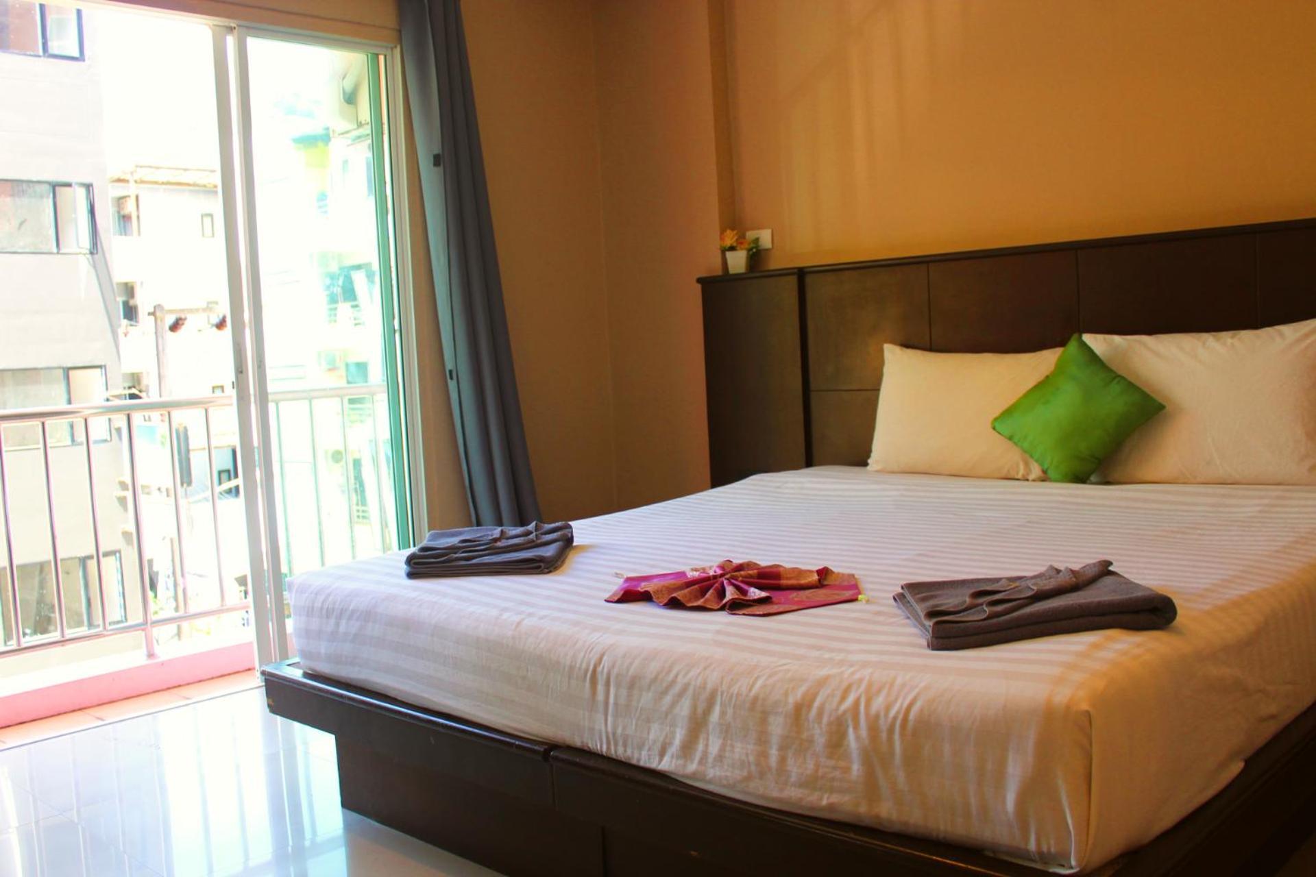 Hollywood Inn Hotel Patong Exterior photo