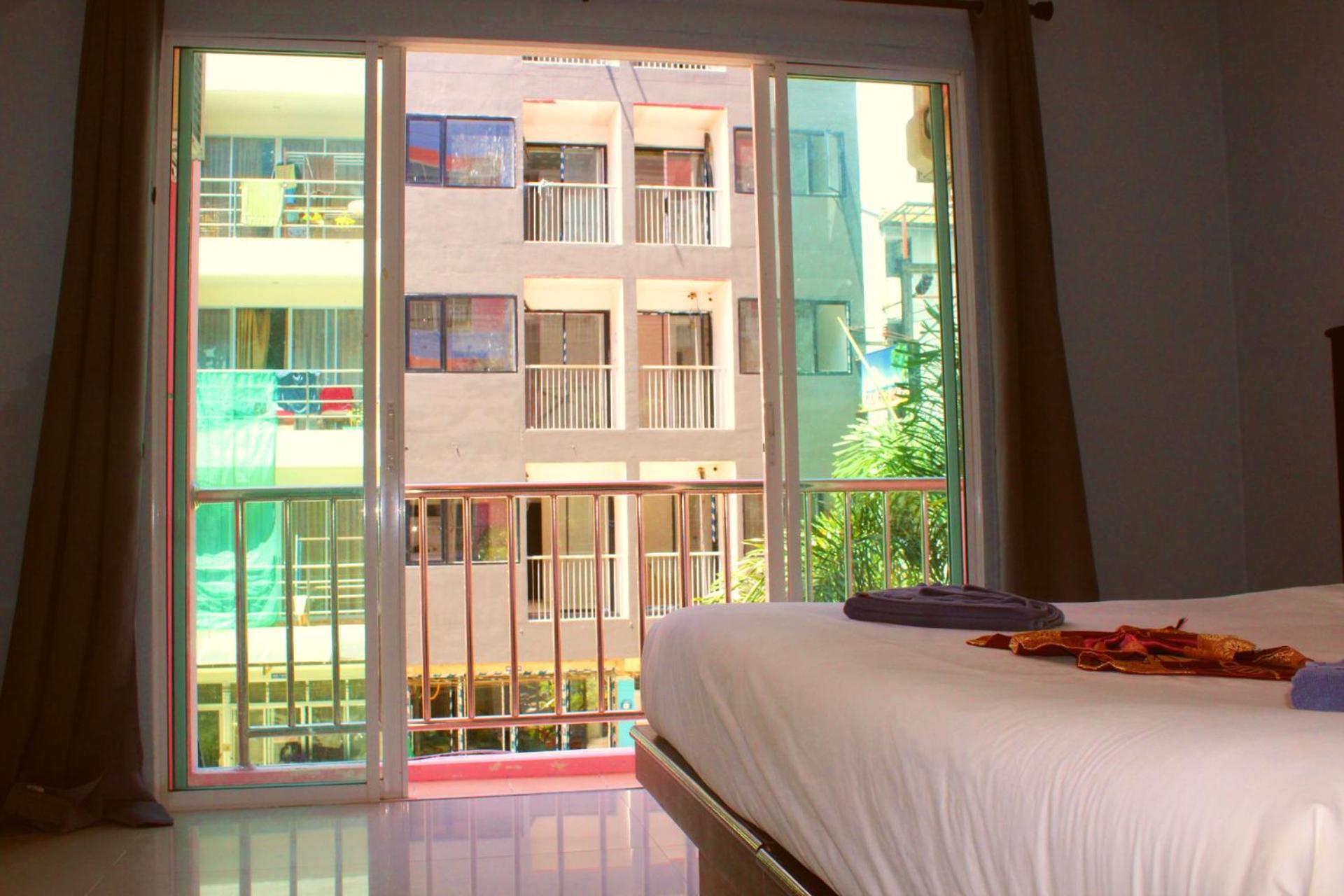 Hollywood Inn Hotel Patong Exterior photo