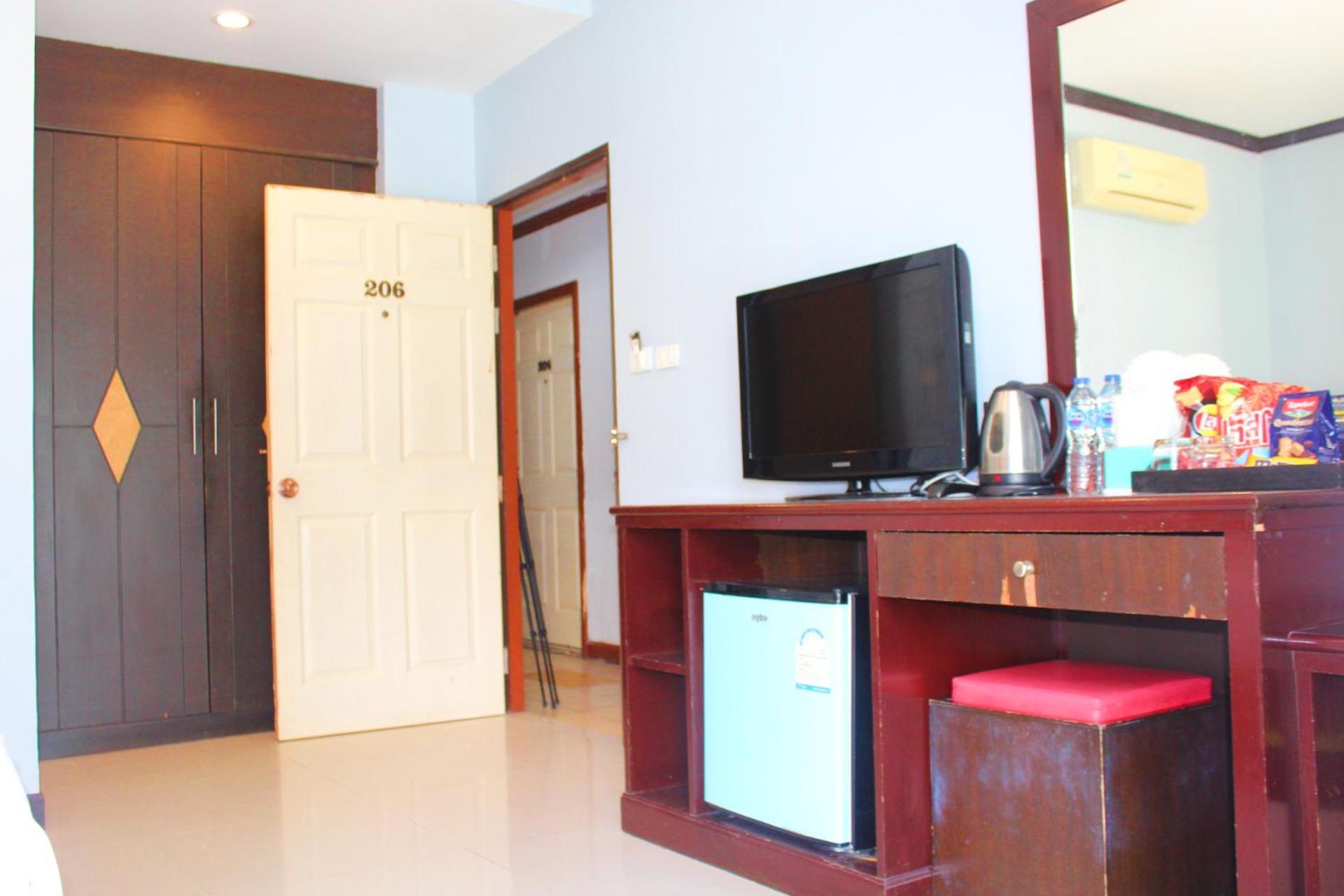 Hollywood Inn Hotel Patong Exterior photo