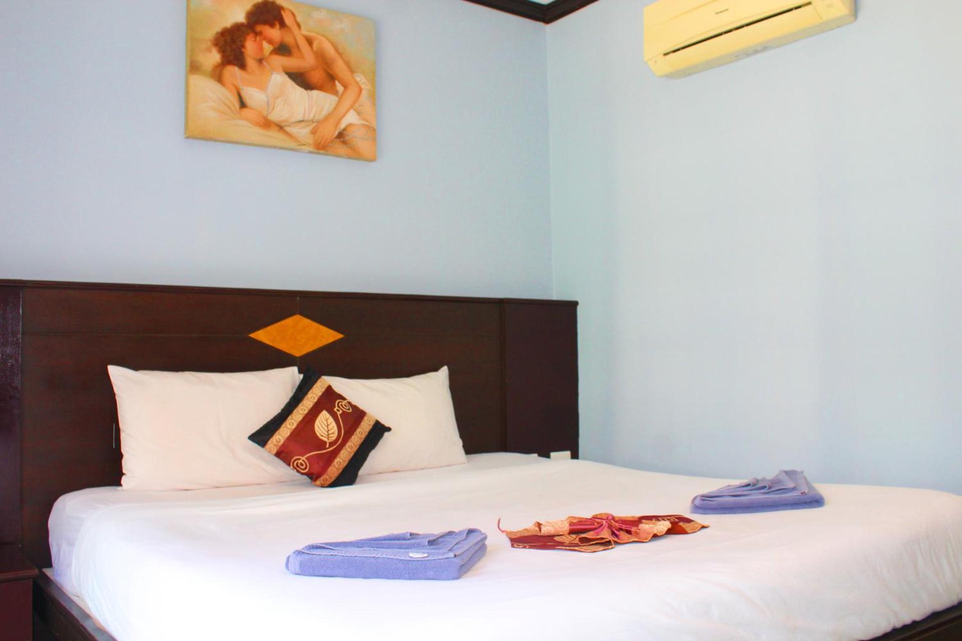Hollywood Inn Hotel Patong Exterior photo